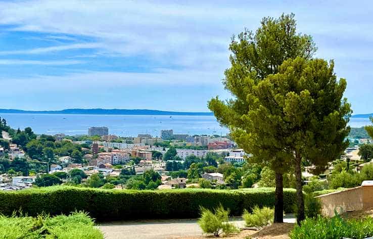 Condominium in Bormes-les-Mimosas, Provence-Alpes-Cote d'Azur 10890518