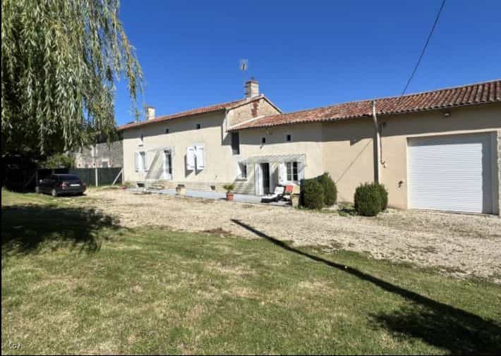 House in Bioussac, Nouvelle-Aquitaine 10890567