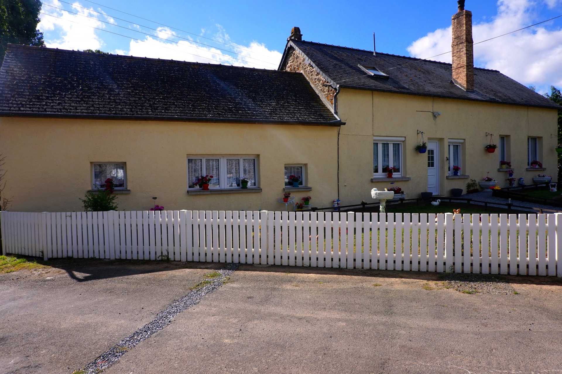 بيت في Ambrières-les-Vallées, Pays de la Loire 10890692