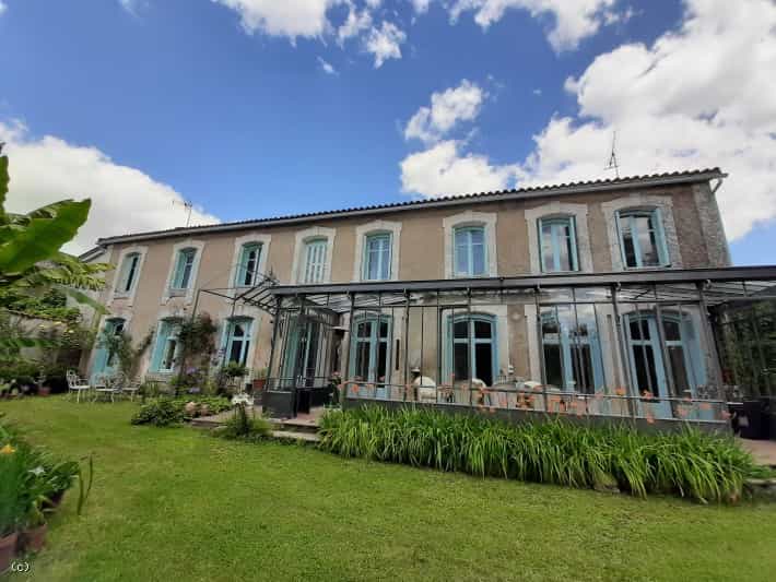 House in Civray, Nouvelle-Aquitaine 10890714