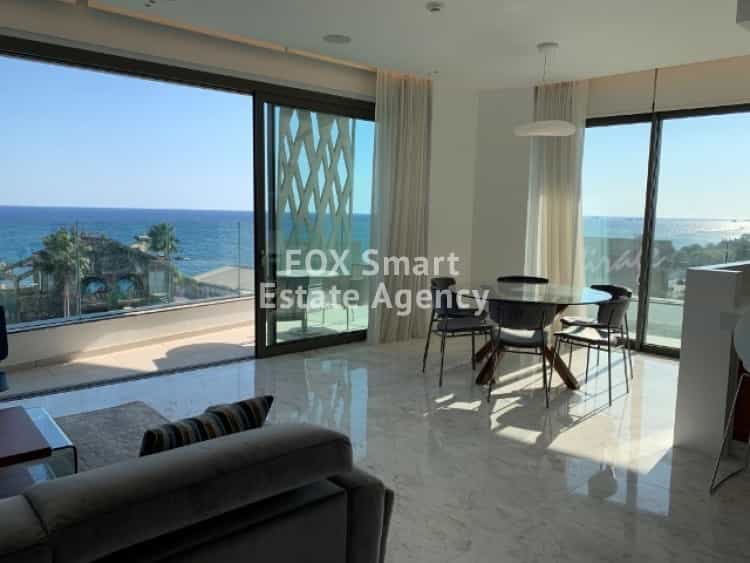 Condominium in Agios Tychon, Larnaka 10890887