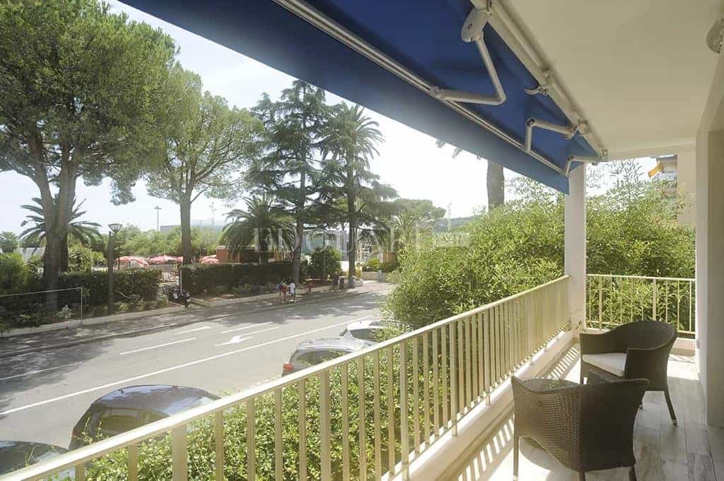 Condominium dans Roquebrune-Cap-Martin, Provence-Alpes-Côte d'Azur 10898830