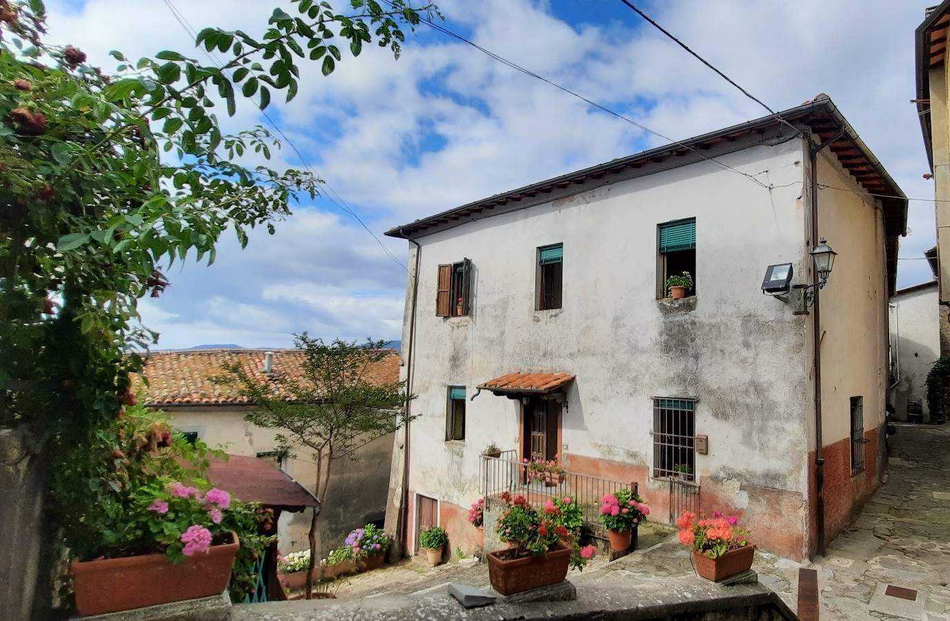 σπίτι σε Barga, Toscana 10899191