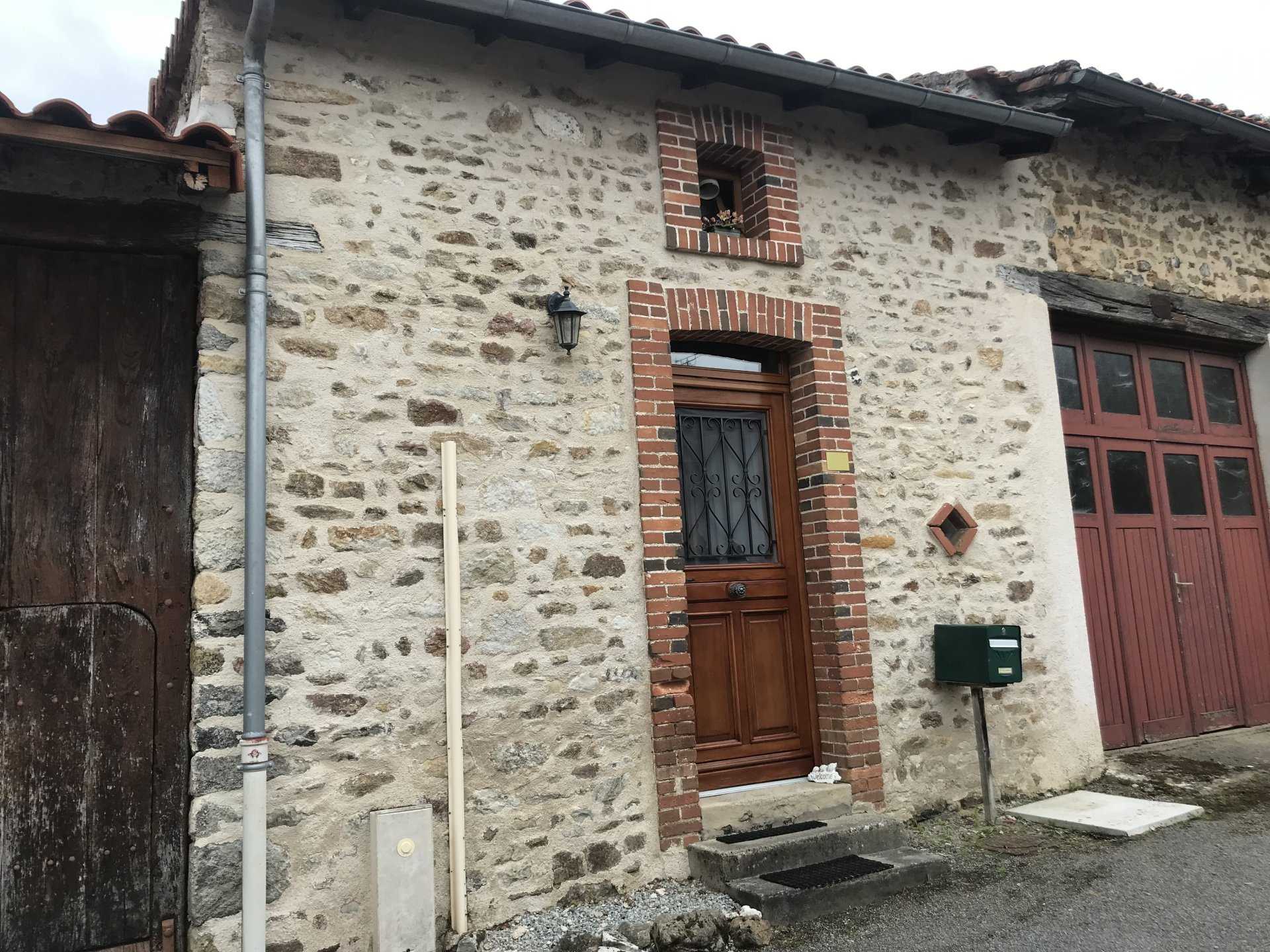 Hus i Blanzac, Nouvelle-Aquitaine 10900095