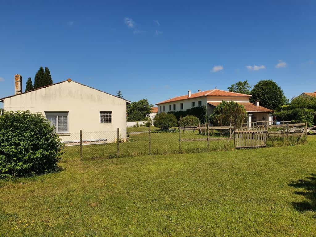 House in Jarnac-Champagne, Nouvelle-Aquitaine 10900513