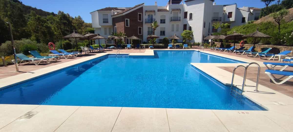 Condominium in Benahavis, Andalusia 10900555