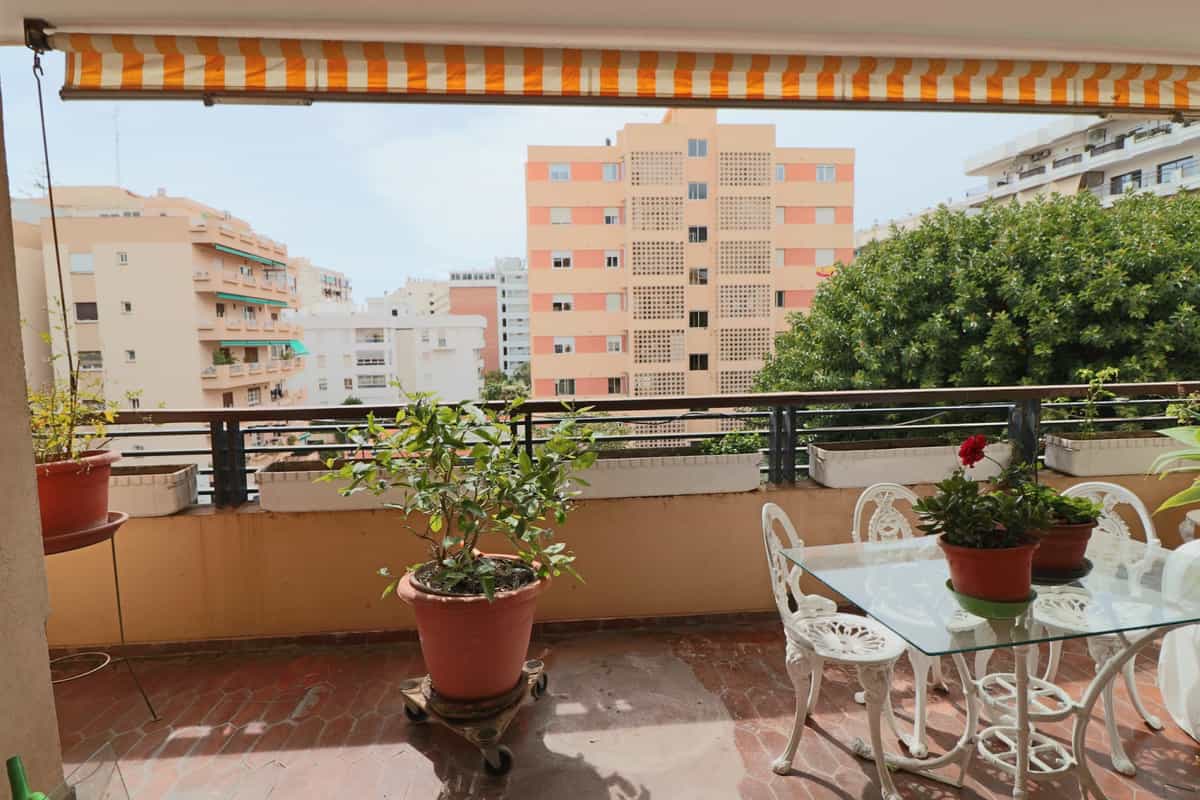 Condominium in Marbella, Andalusië 10902075
