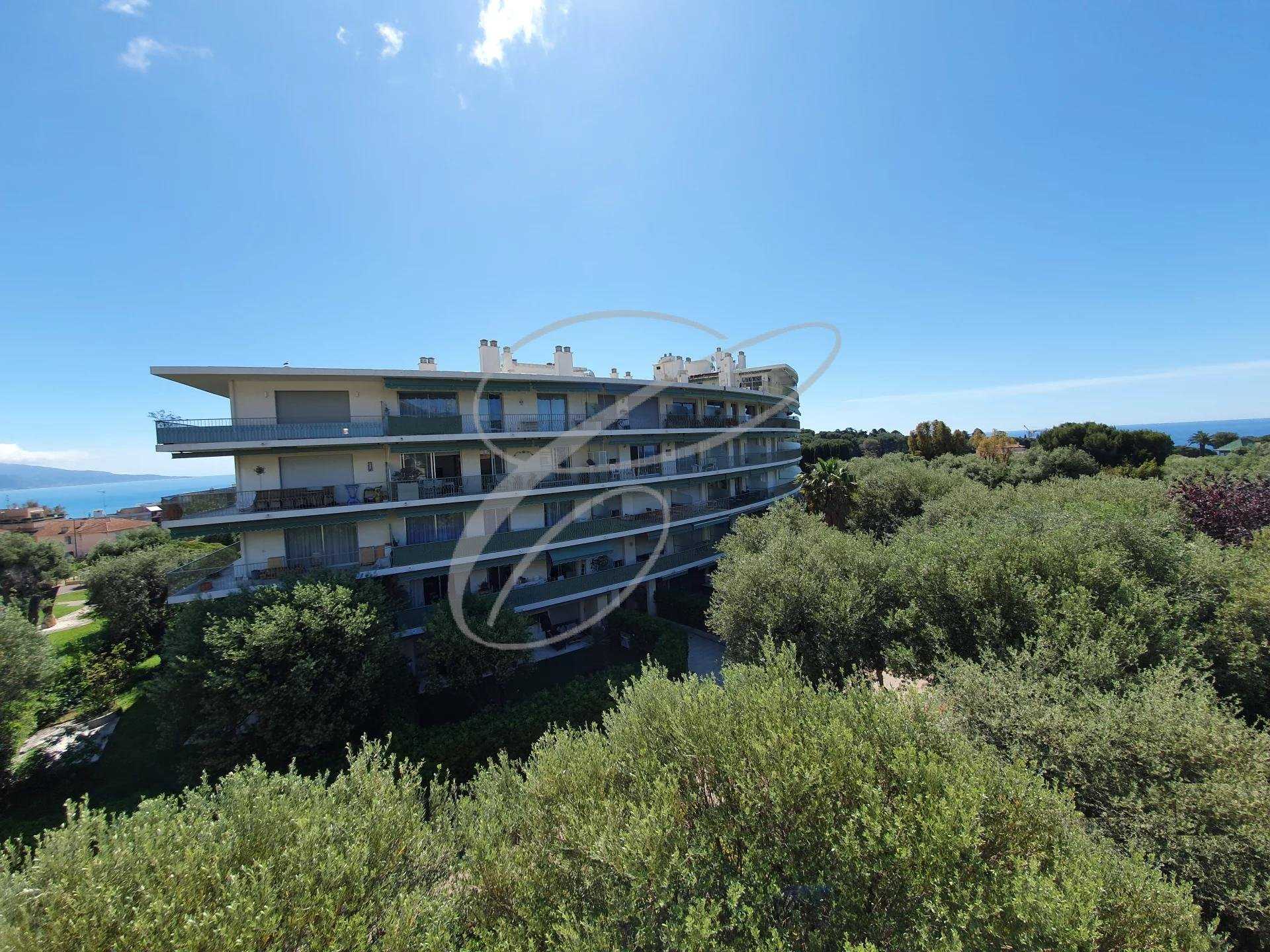 Condominium in Kap Maarten, Provence-Alpes-Côte d'Azur 10902945