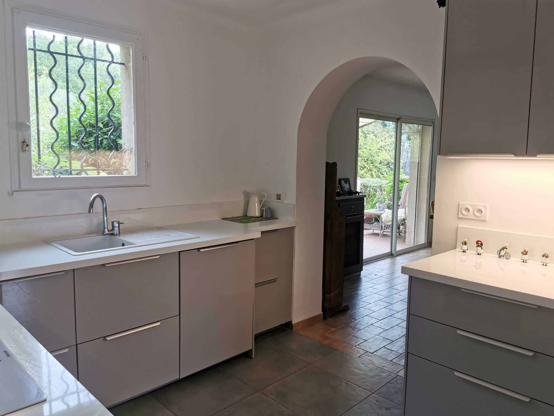 σπίτι σε La Tour-d'Aigues, Provence-Alpes-Cote d'Azur 10902964