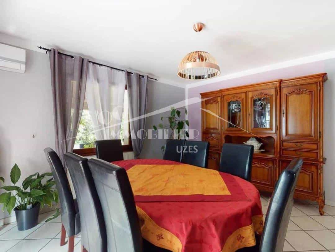 Dom w Collias, Gard 10903001