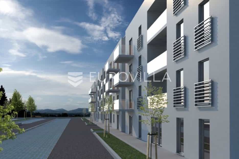 Condominium in Sinj, Splitsko-Dalmatinska Zupanija 10905144