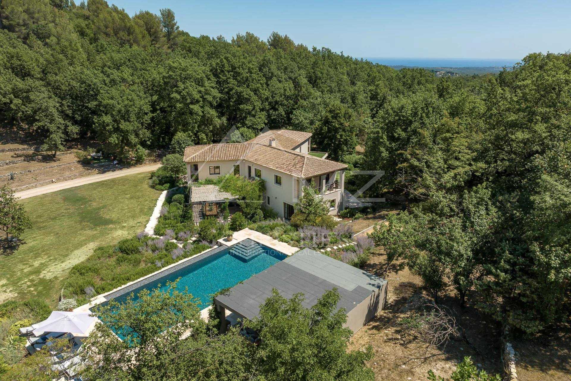 Casa nel Chateauneuf-Grasse, Provenza-Alpi-Costa Azzurra 10915423