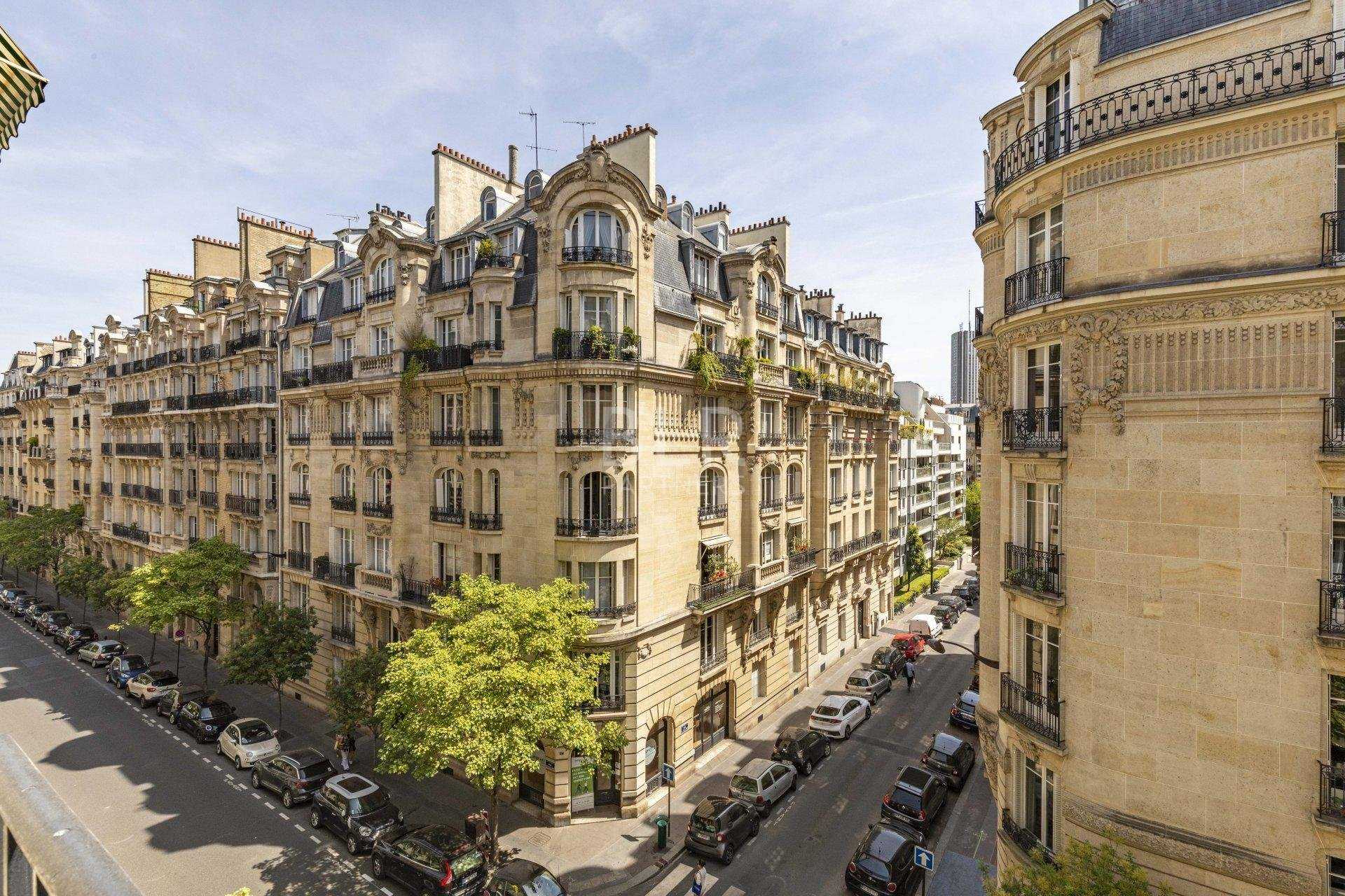 Condominium in Neuilly-sur-Seine, Ile-de-France 10915741