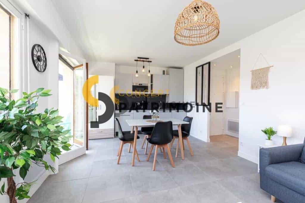 Condominium in Juan-les-Pins, Provence-Alpes-Côte d'Azur 10915789