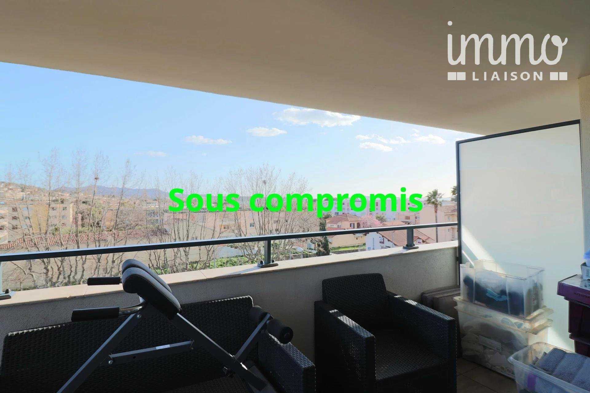 Condominium in Sanary-sur-Mer, Provence-Alpes-Cote d'Azur 10916177
