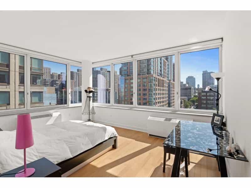 Condominium in New York, New York 10916553