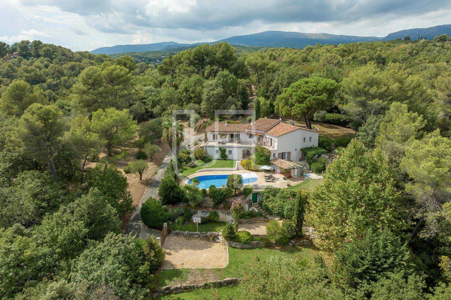 房子 在 Roquefort-les-Pins, Provence-Alpes-Côte d'Azur 10919213