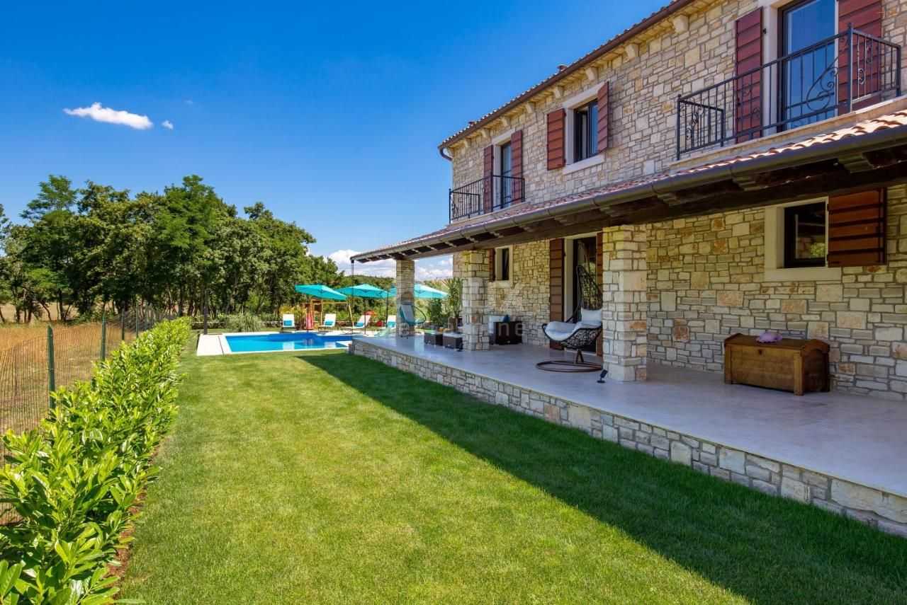 Residential in Svetvinčenat, Istria County 10922138