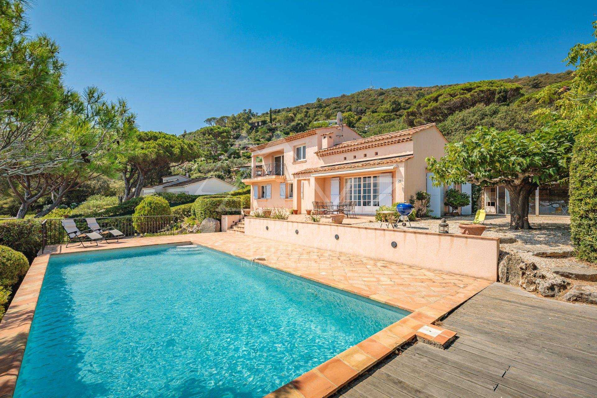 Talo sisään Ramatuelle, Provence-Alpes-Cote d'Azur 10923756