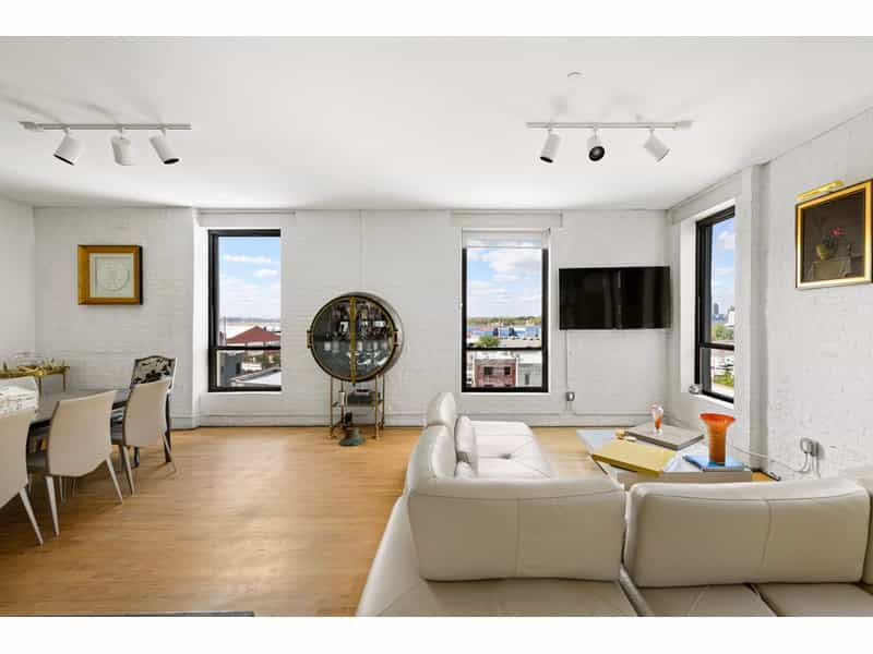 Condominium in , New York 10924172