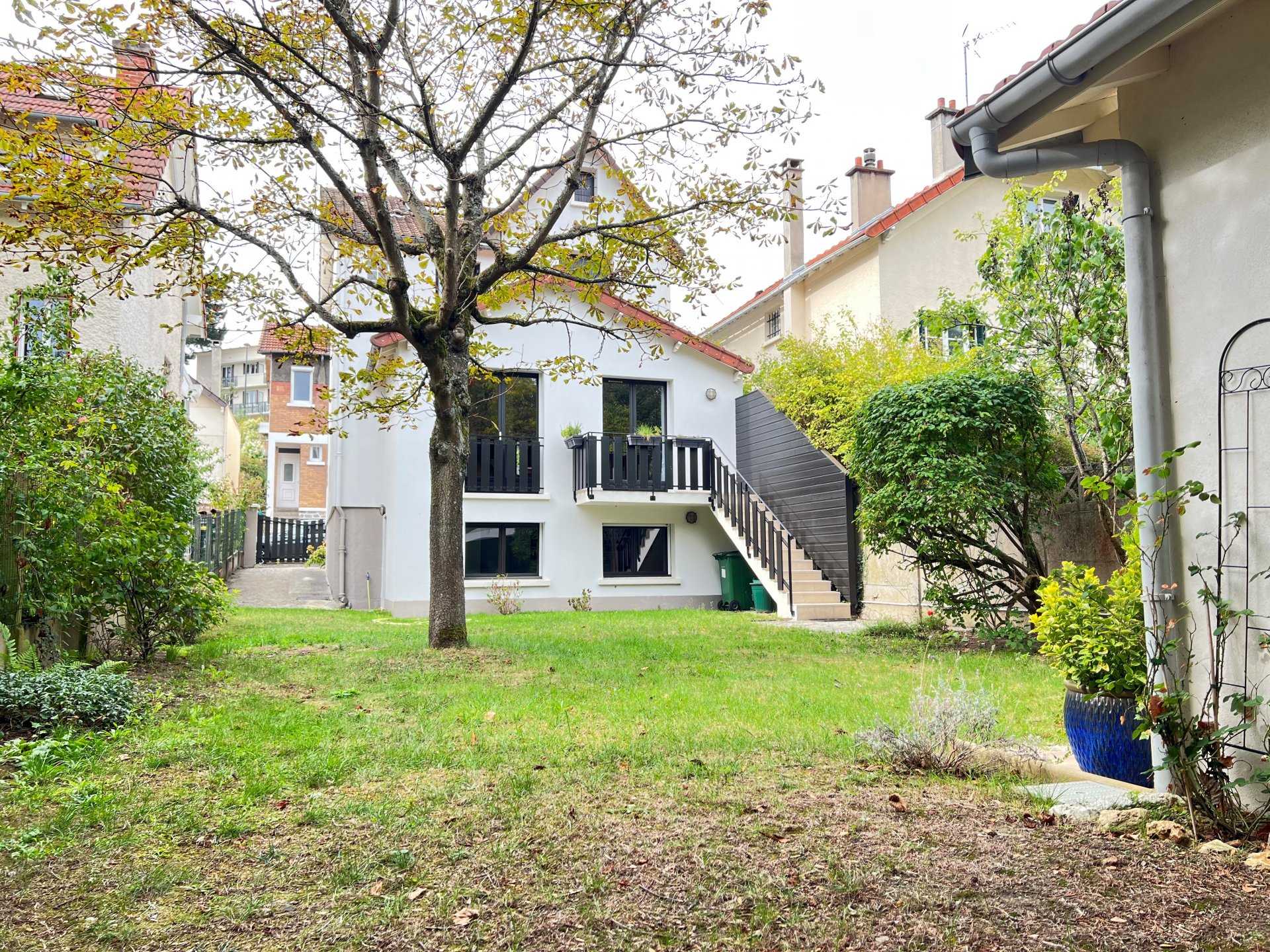 Residential in Clamart, Hauts-de-Seine 10924247