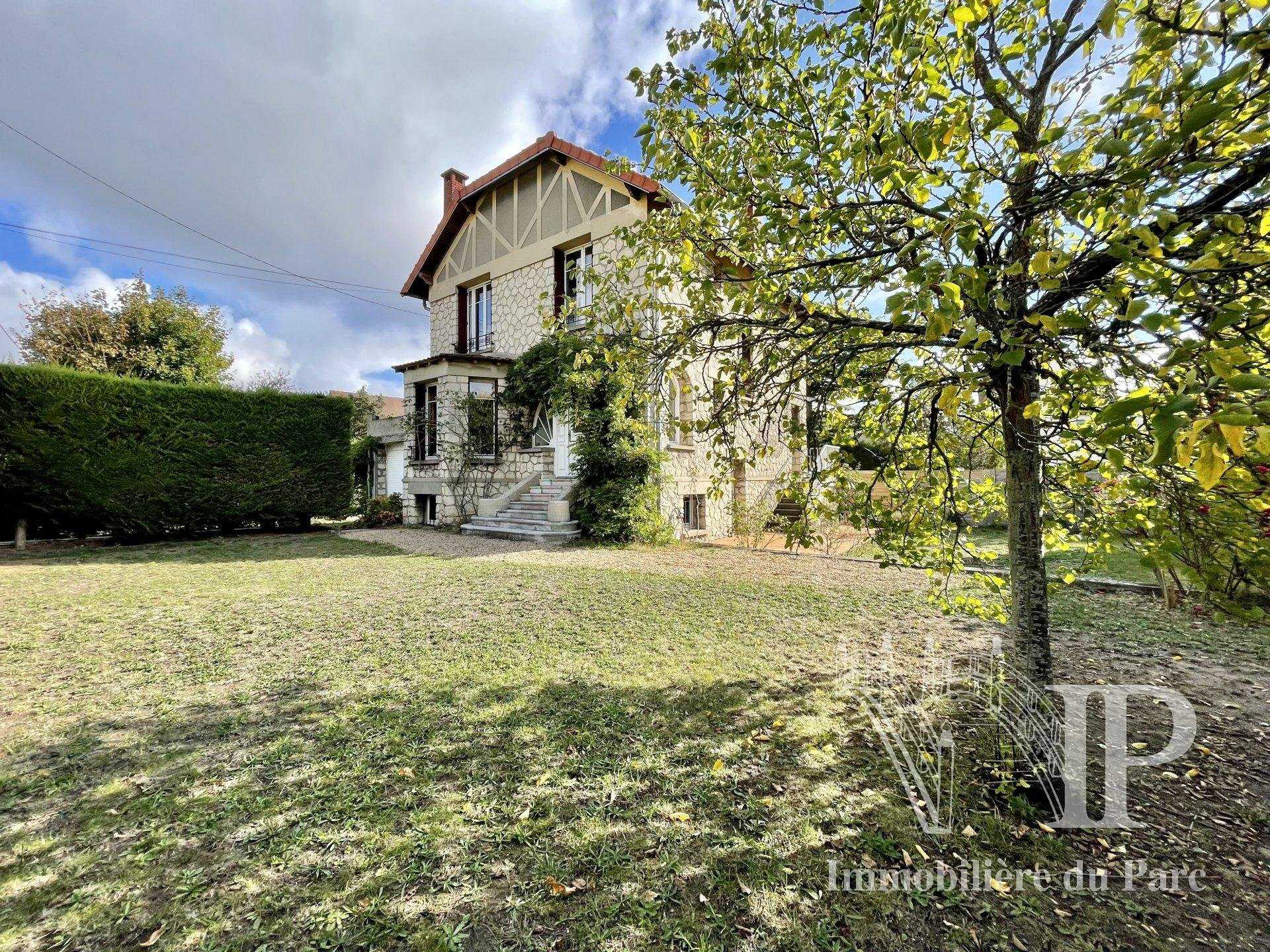 House in Croissy-sur-Seine, Ile-de-France 10925665