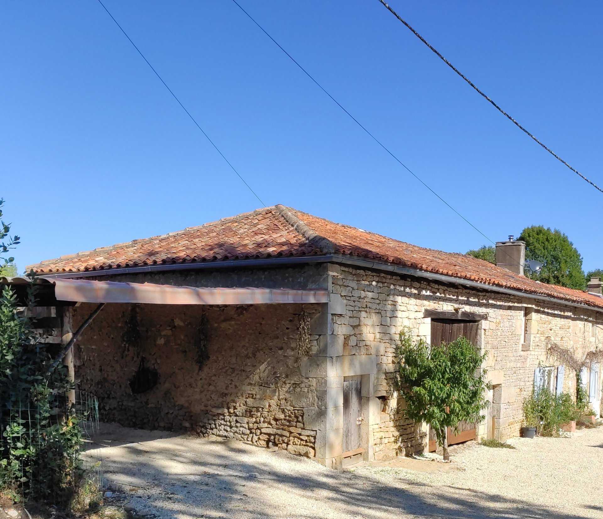 House in Champagne-Mouton, Nouvelle-Aquitaine 10925768