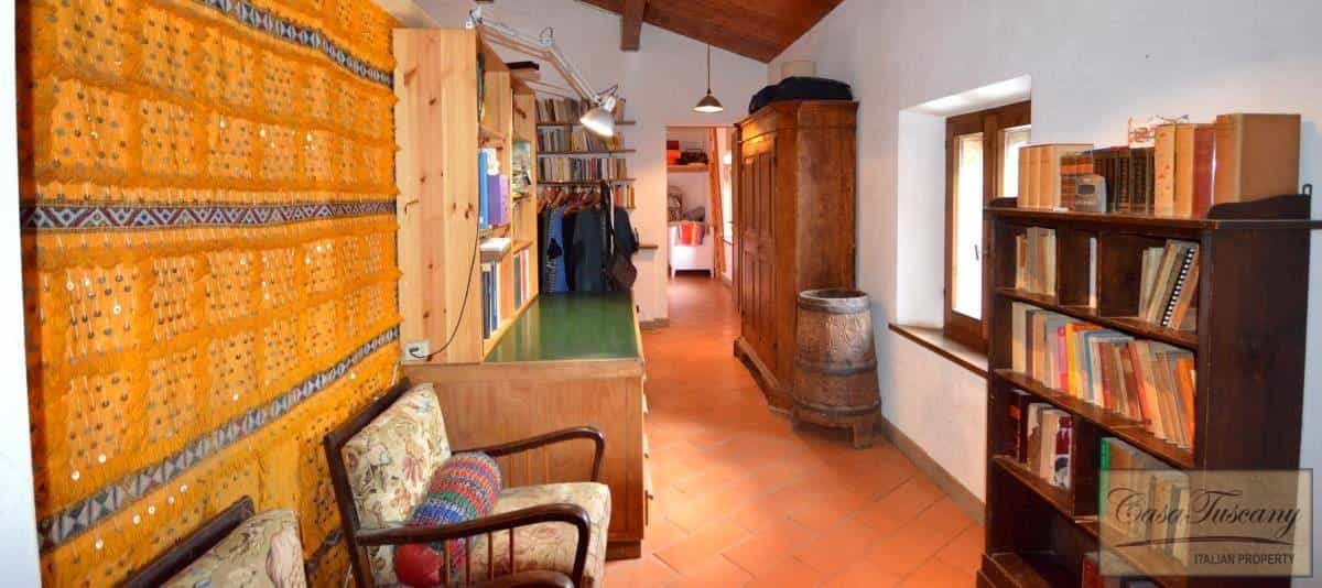 rumah dalam Monteriggioni, Tuscany 10925827