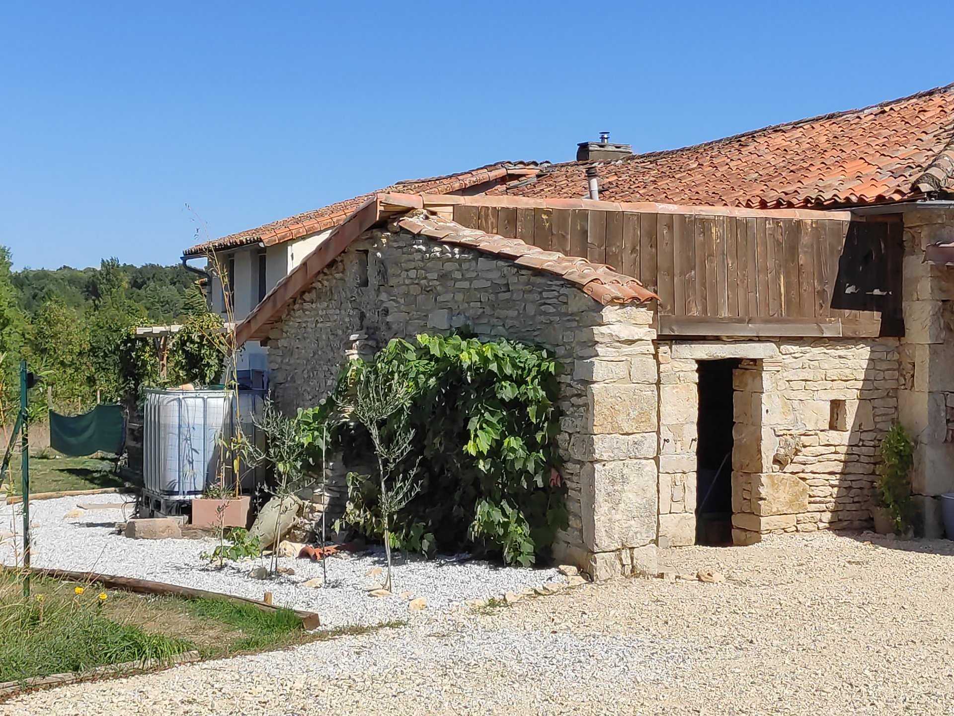 Huis in Champagne-Mouton, Nouvelle-Aquitaine 10925943