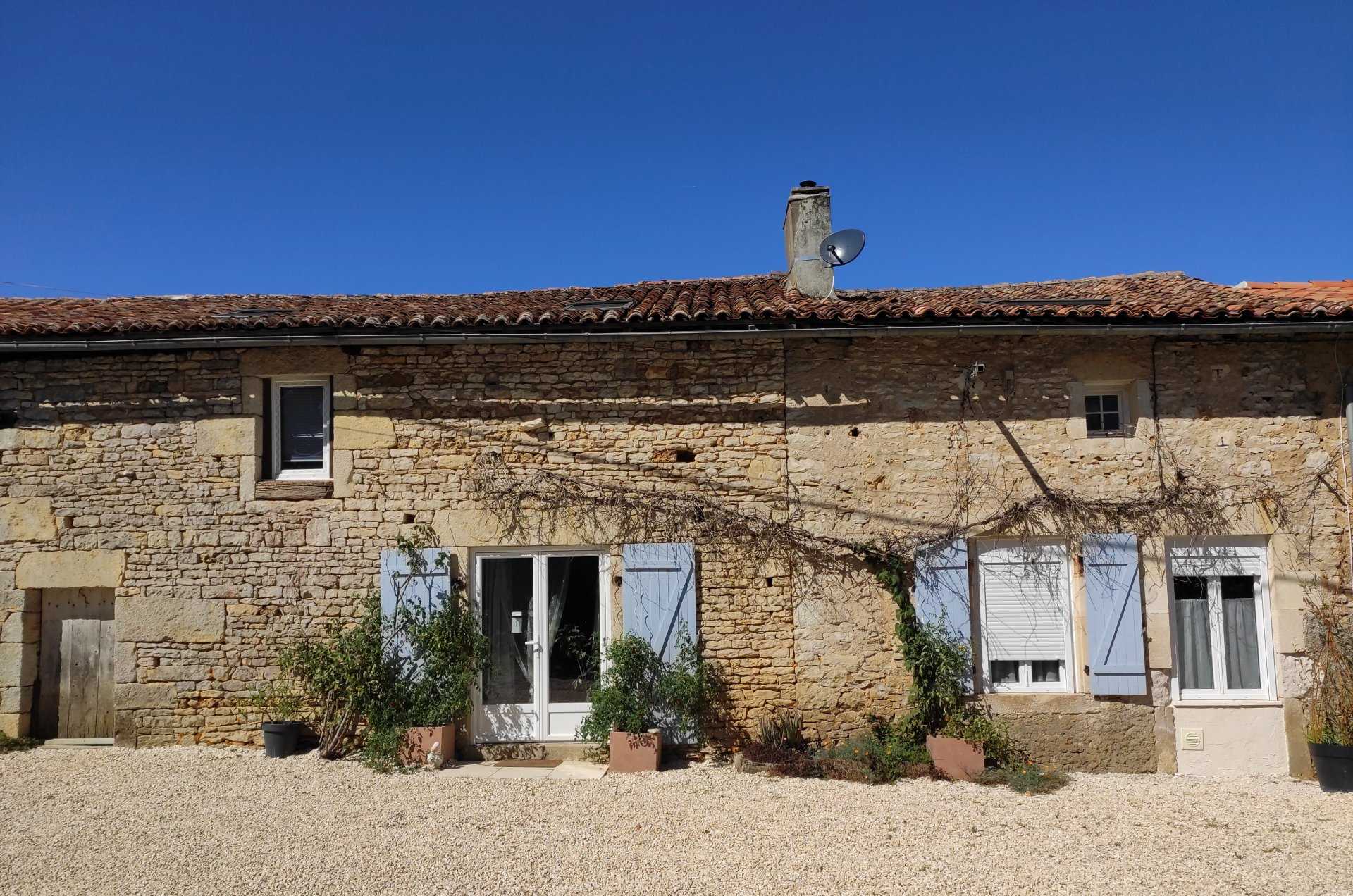 Rumah di Champagne-Mouton, Nouvelle-Aquitaine 10925943