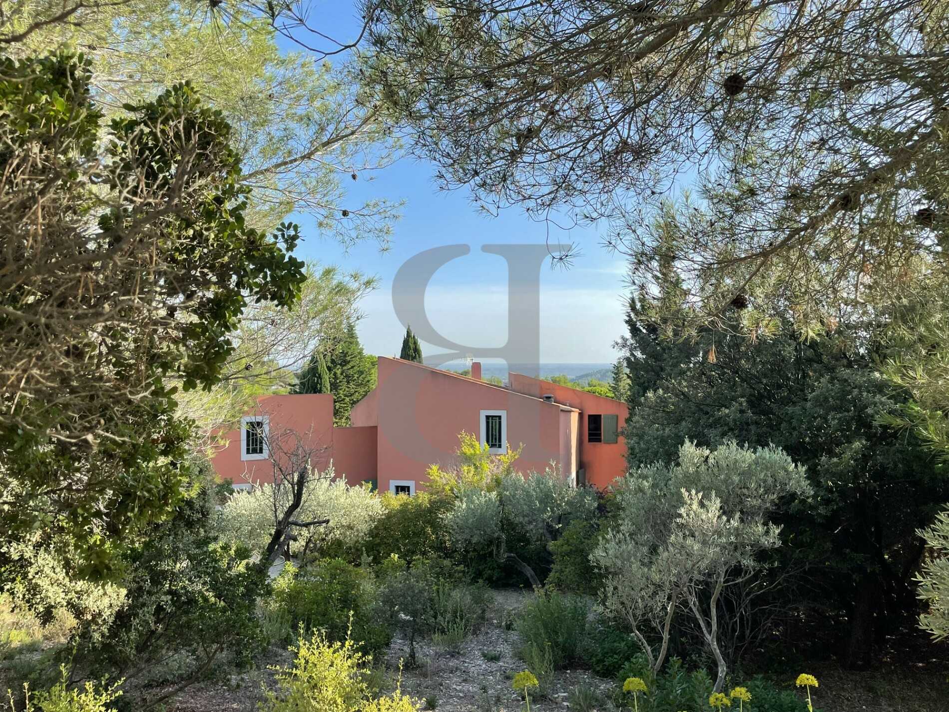 House in Les Baux-de-Provence, Provence-Alpes-Cote d'Azur 10927618