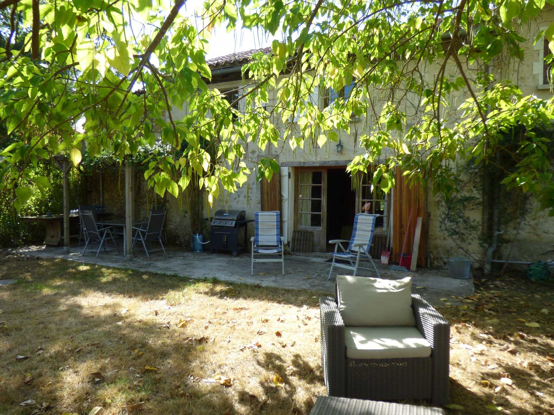 بيت في Laprade, Nouvelle-Aquitaine 10927807
