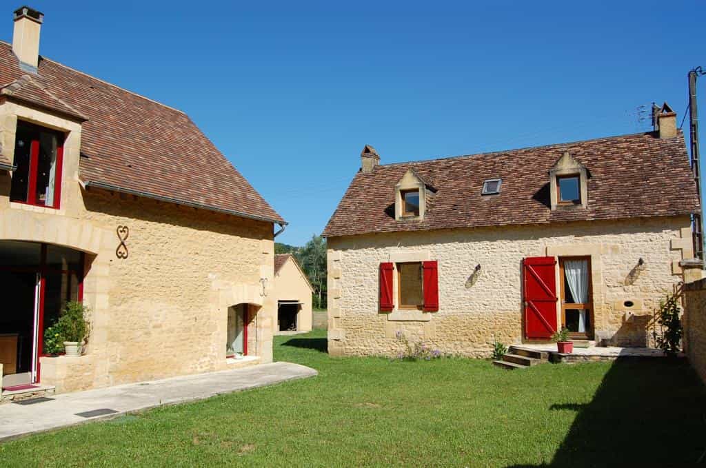 House in Saint-Cyprien, Nouvelle-Aquitaine 10928107