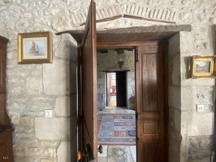Dom w Verteuil-sur-Charente, Nouvelle-Aquitaine 10928114