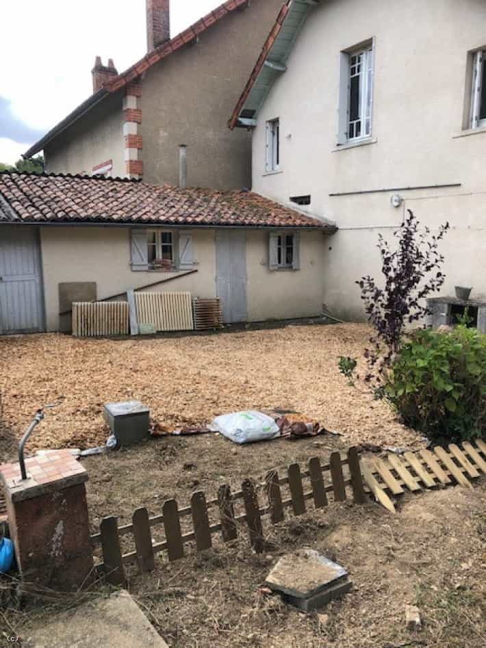 Будинок в Champagne-Mouton, Nouvelle-Aquitaine 10928141