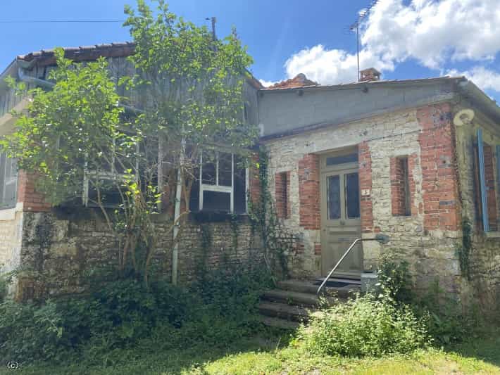 Casa nel Nanteuil-en-Vallée, Nuova Aquitania 10928151