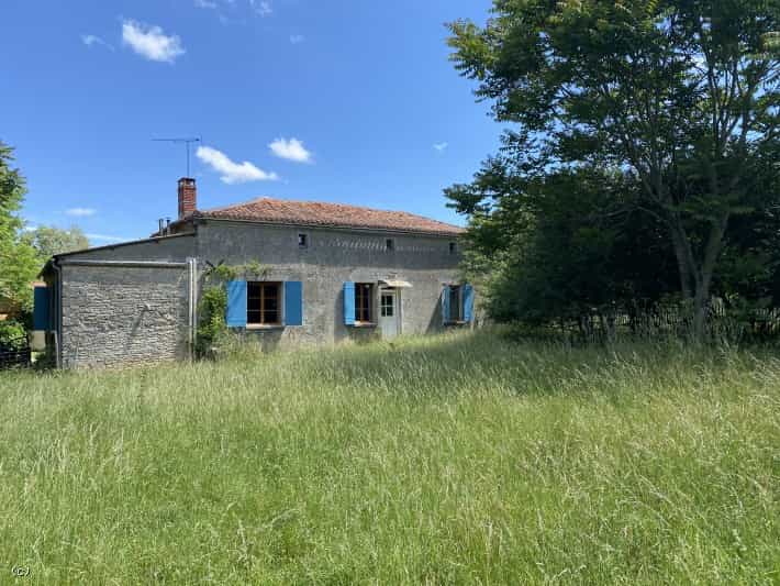 Huis in Nanteuil-en-Vallée, Nouvelle-Aquitanië 10928151
