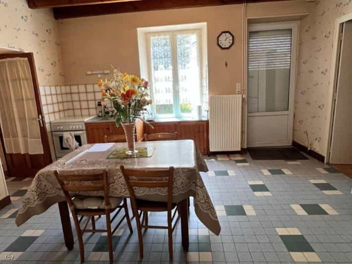 House in Champagne-Mouton, Nouvelle-Aquitaine 10928181