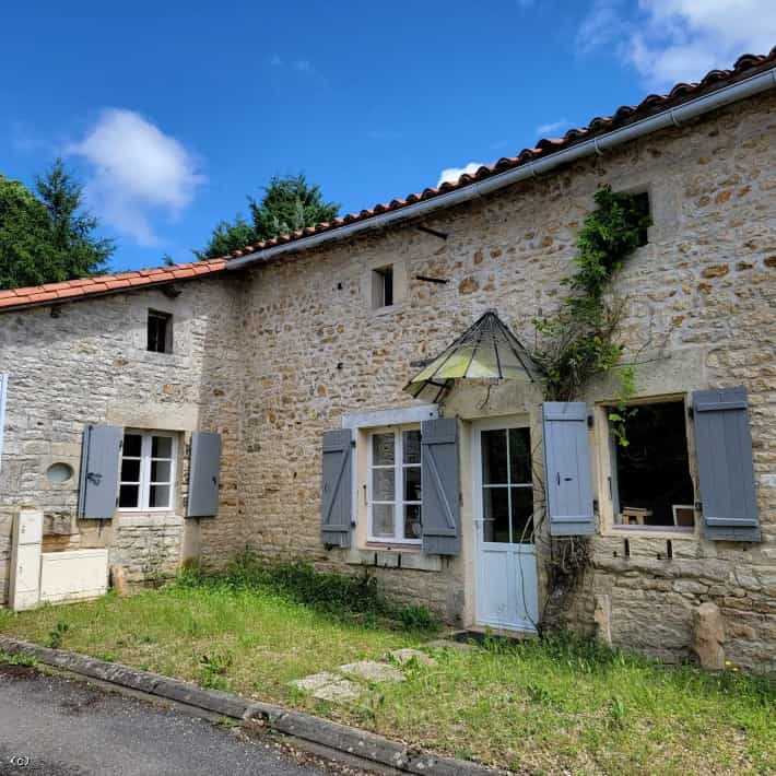 rumah dalam Nanteuil-en-Vallee, Nouvelle-Aquitaine 10928208