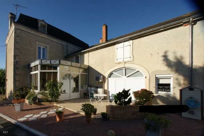 House in Champagne-Mouton, Nouvelle-Aquitaine 10928256