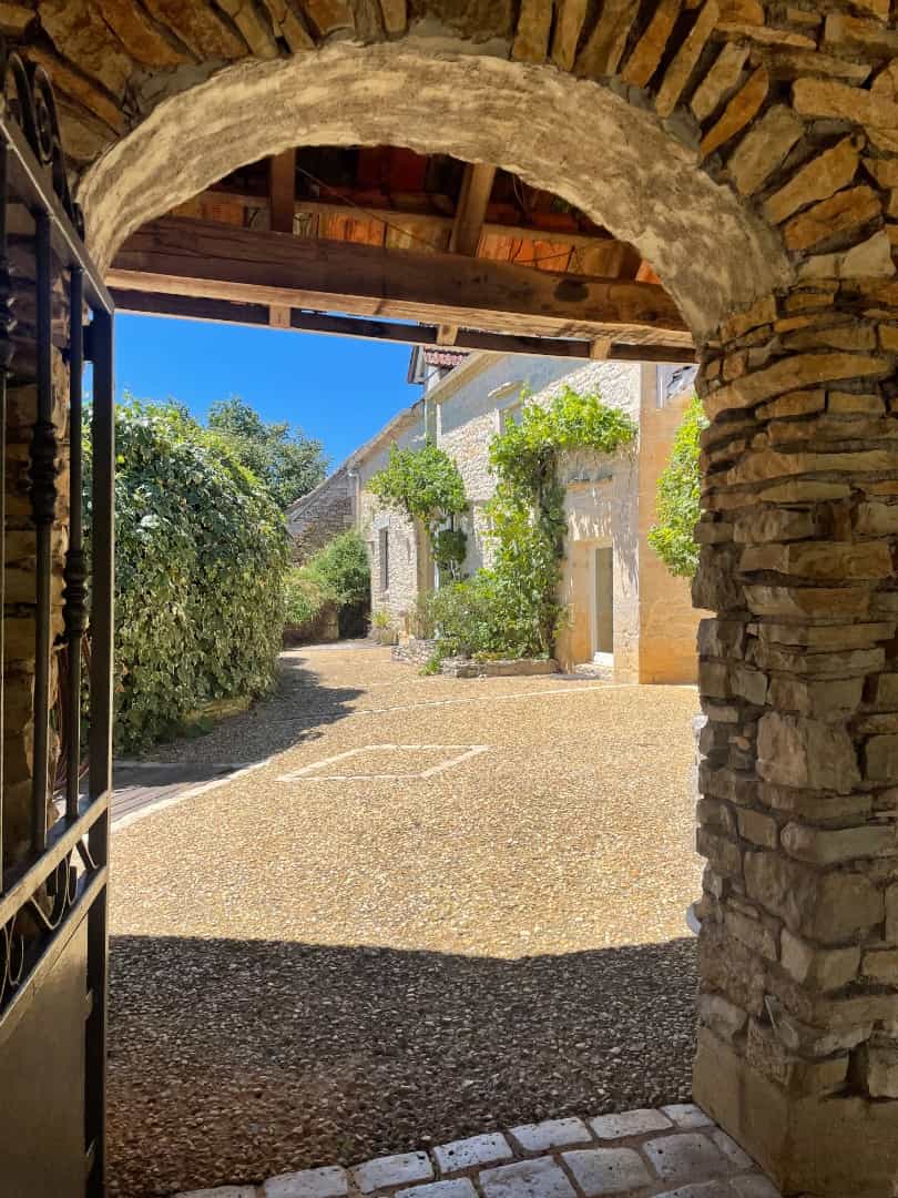 Huis in Thenon, Nouvelle-Aquitaine 10928266