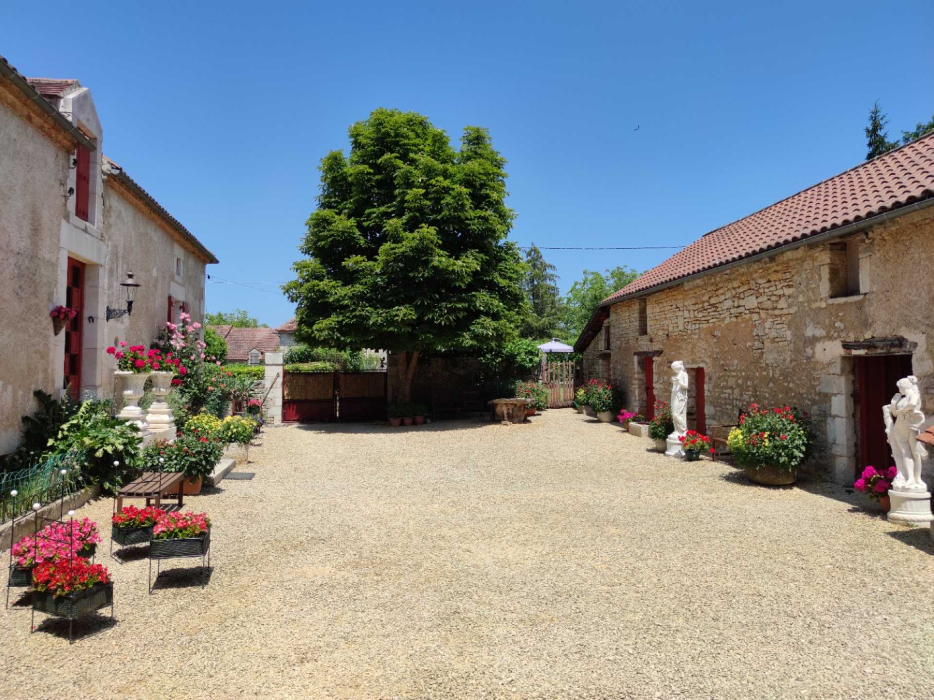 House in Thenon, Nouvelle-Aquitaine 10928285