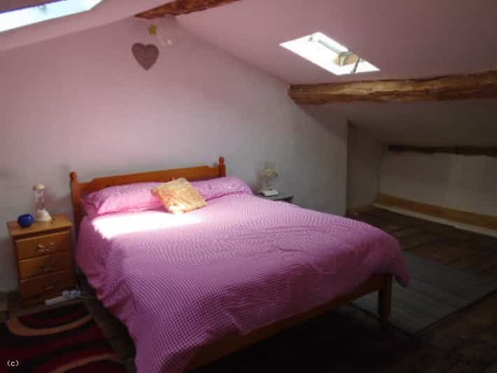 Huis in Champagne-Mouton, Nouvelle-Aquitaine 10928314
