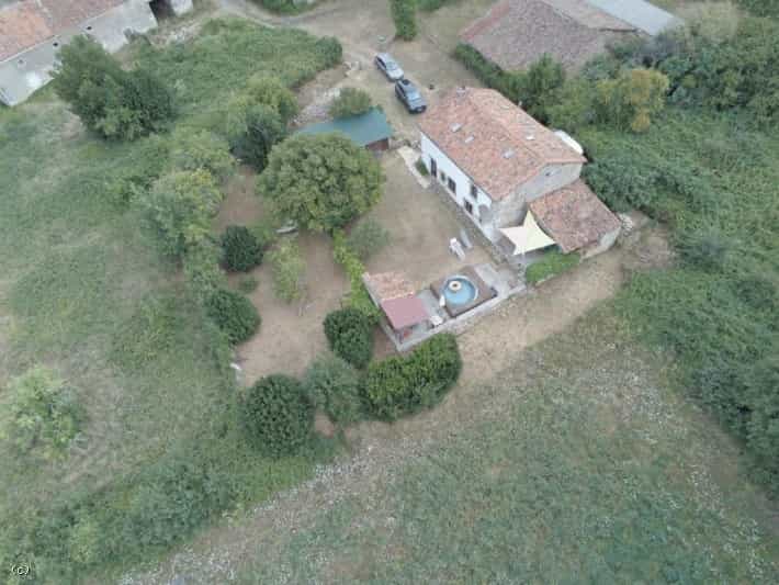 House in Champagne-Mouton, Nouvelle-Aquitaine 10928314