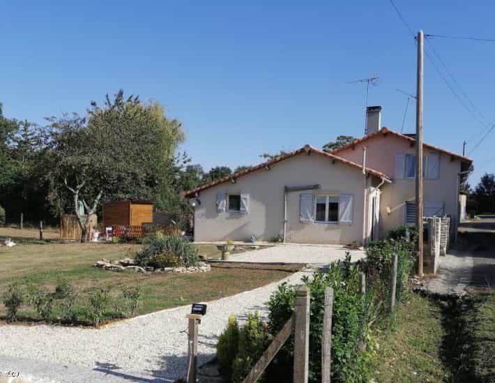 House in Civray, Nouvelle-Aquitaine 10928330