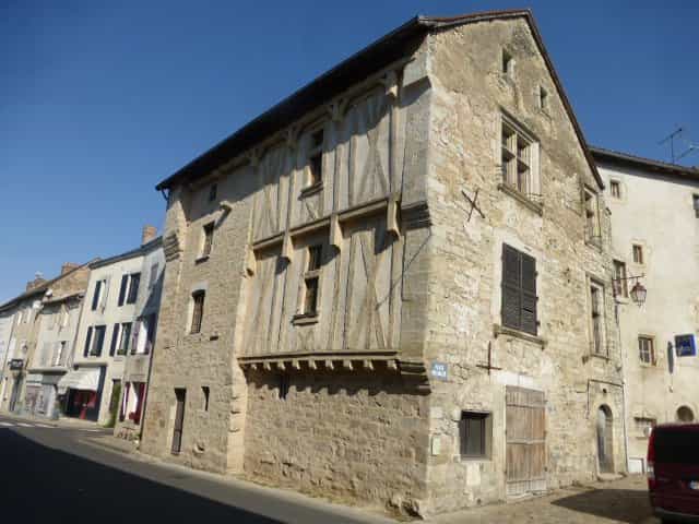 σπίτι σε Charroux, Nouvelle-Aquitaine 10928331