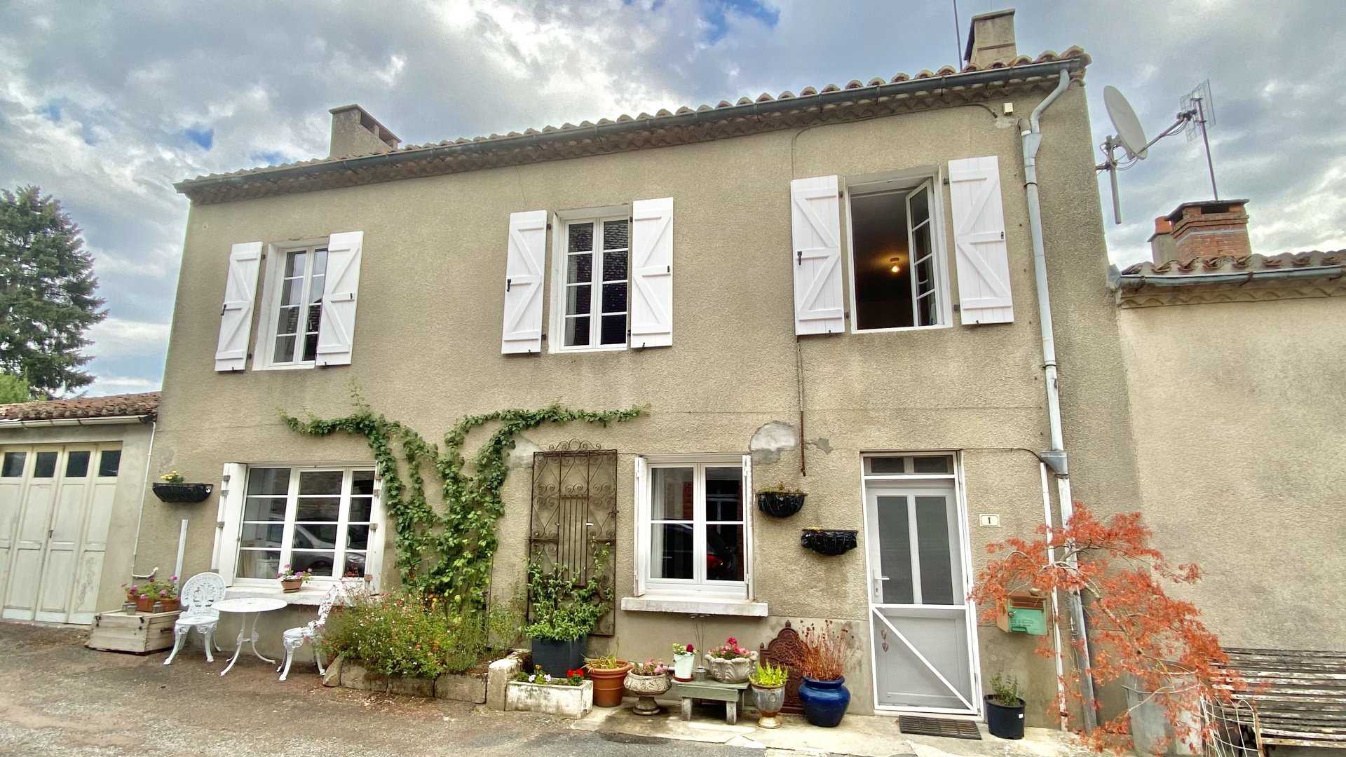 House in Azat-le-Ris, Nouvelle-Aquitaine 10928373