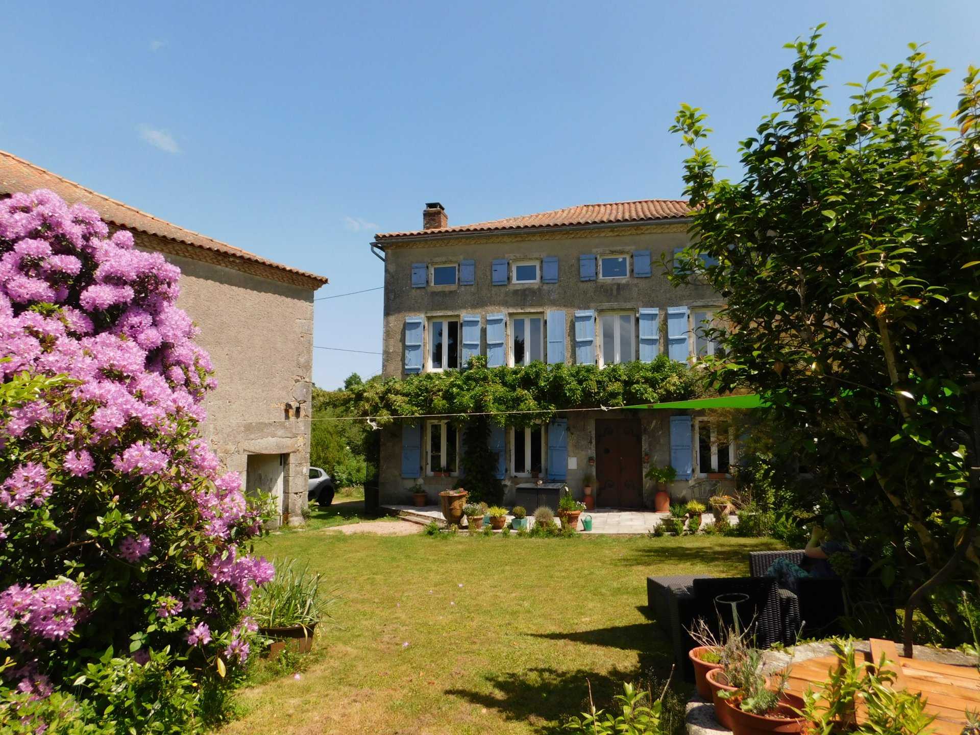 House in Piégut-Pluviers, Nouvelle-Aquitaine 10928378