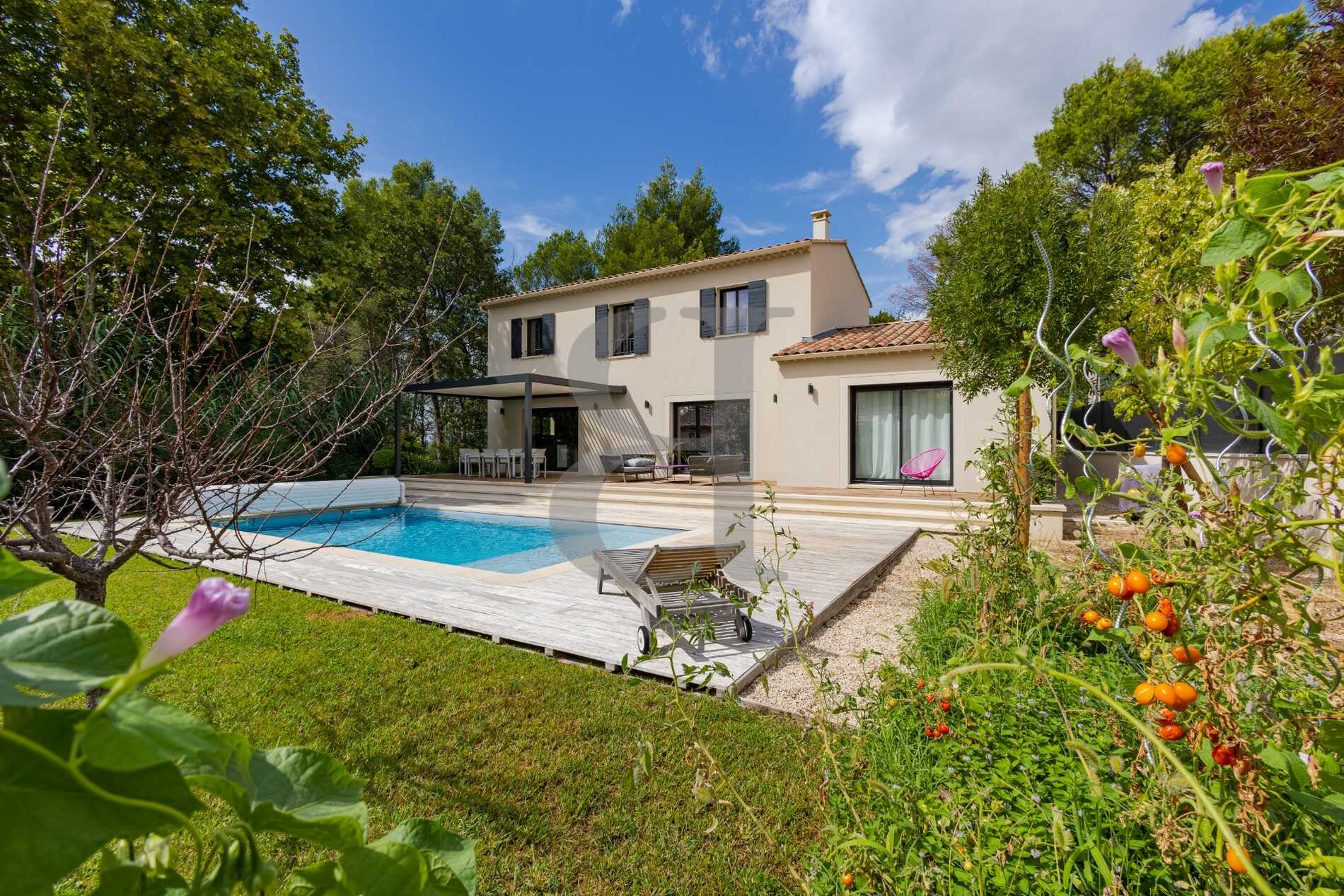 House in L'Isle-sur-la-Sorgue, Provence-Alpes-Cote d'Azur 10928559