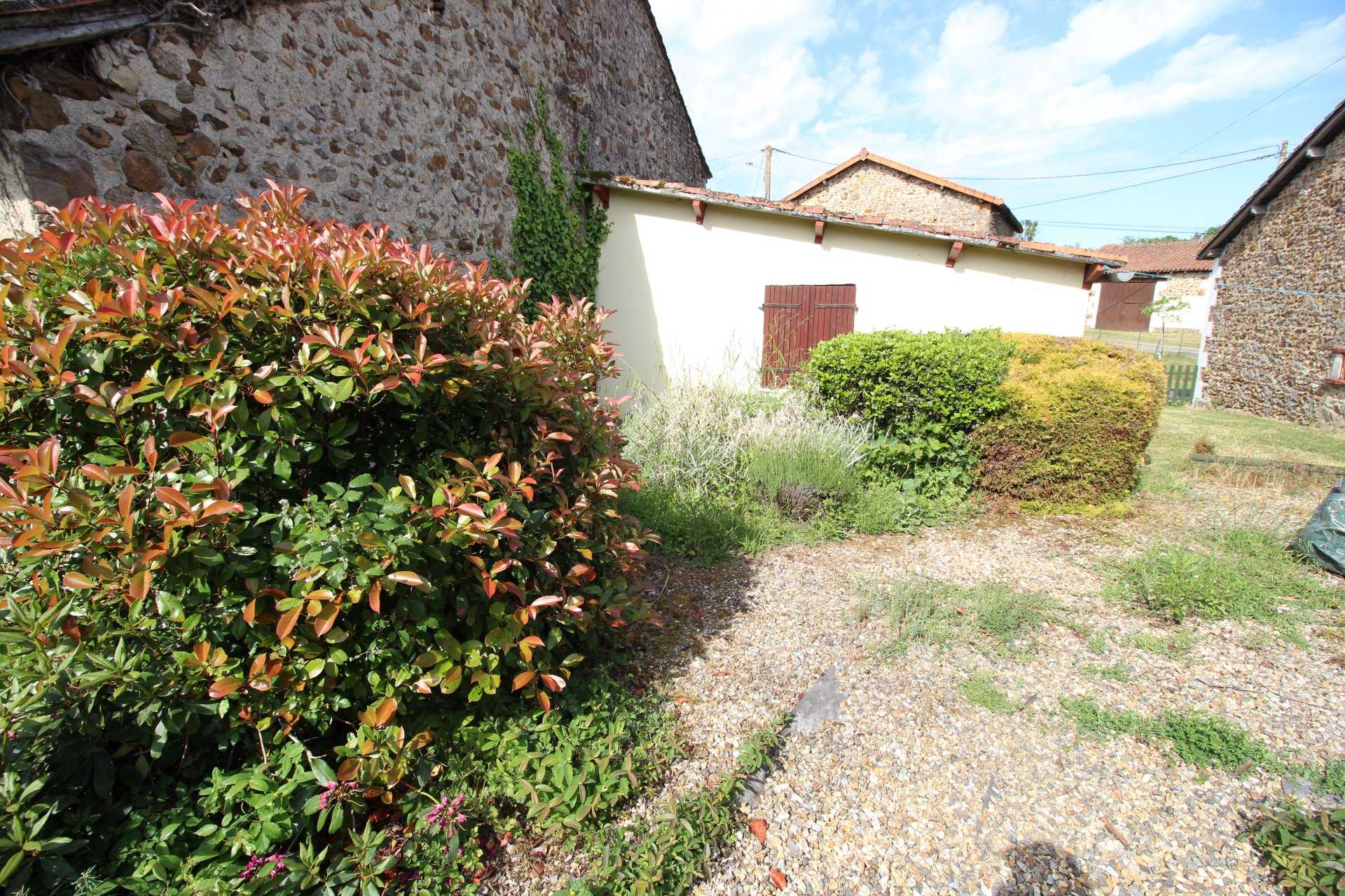 House in Hiesse, Nouvelle-Aquitaine 10929129